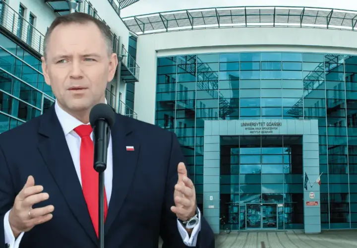 Karol Nawrocki przemawia przed budynkiem Uniwersytetu Gdańskiego.