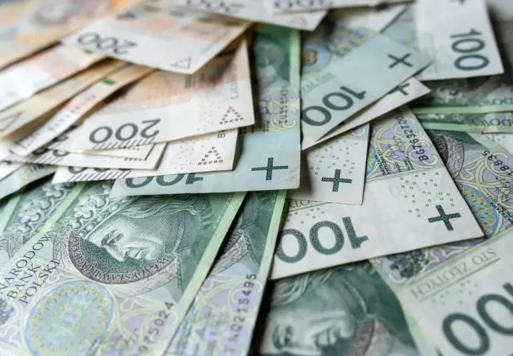 Złotówki na stole. Dlaczego budżet na 2026 rok zakłada rekordowy deficyt mimo wzrostu PKB?