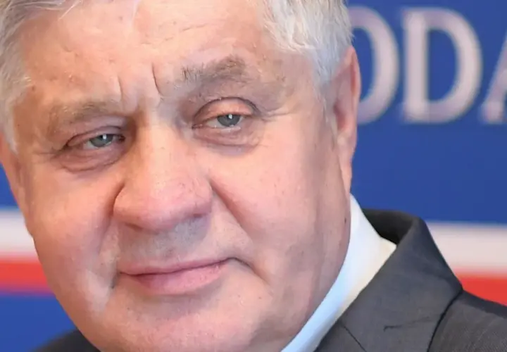 Krzysztof Jurgiel, były minister rolnictwa, w tle logo partii. Czy to prawdziwe powody dymisji?
