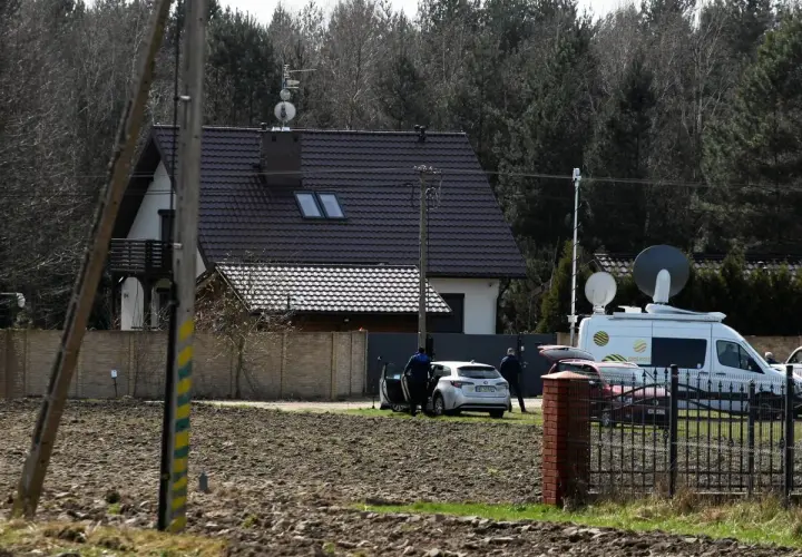 Dom z antenami satelitarnymi, biały van reporterski i samochody. Może tu mieszka żiobro, bo jest dużo sprzętu.