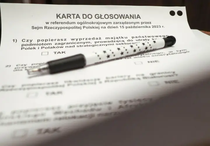 Karta do głosowania z referendum i długopisem w gwiazdki.