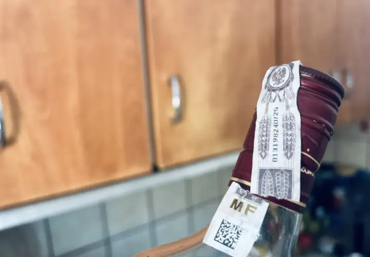 Butelka z akcyzą, przypominająca o tym, dlaczego w 2026 roku wzrośnie akcyza na alkohol etylowy o kolejne 15 procent.