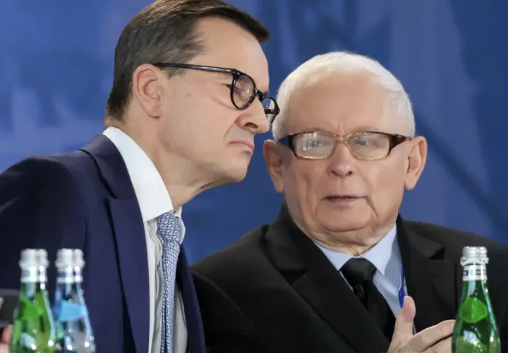 Mateusz Morawiecki szepcze do ucha Jarosławowi Kaczyńskiemu, sugerując, kto z otoczenia ma największy wpływ na jego decyzje.