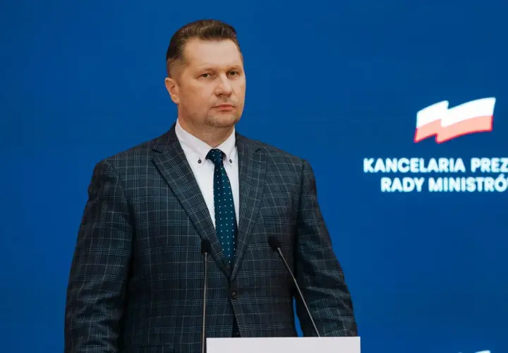 Mężczyzna w garniturze stoi przed mikrofonami. Czy to on, kogo Jarosław Kaczyński ogłosi 7 marca jako kandydata na premiera?
