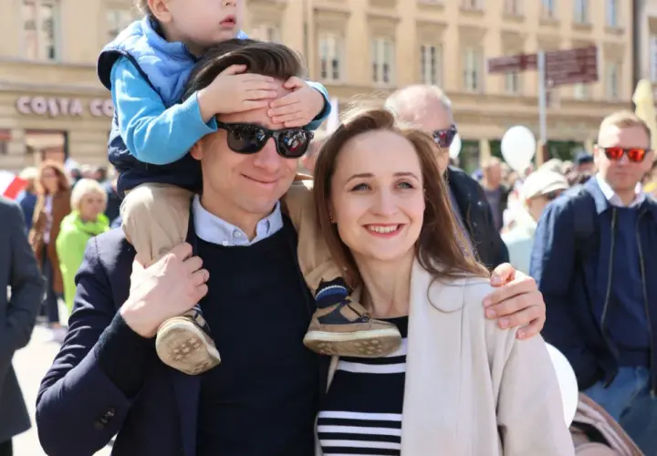 Kto z otoczenia Krzysztofa Bosaka odpowiada za jego wizerunek mężnego stanu? Rodzina i ludzie w tłumie tworzą jego obraz.