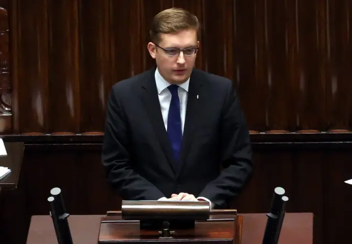 Młody działacz Ruchu Narodowego, w garniturze i z niebieskim krawatem, przemawia w Sejmie. Czy to on zostanie nową twarzą partii?