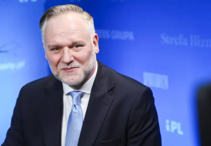 Mężczyzna w garniturze i jasnoniebieskim krawacie, z siwiejącą brodą. Czy PKW ostatecznie uznała podpisy kandydata popieranego przez byłych polityków PiS?