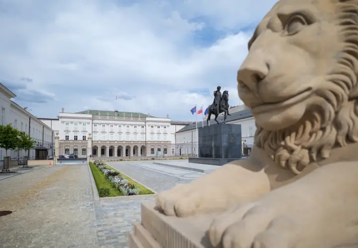 Pomnik lwa przed Pałacem Prezydenckim. Czy ustawa budżetowa na 2026 rok przetrwa bez weta nowego prezydenta?