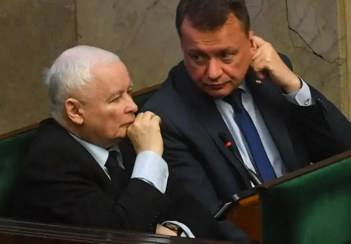 Jarosław Kaczyński i Mariusz Błaszczak siedzą obok siebie w ławach sejmowych.