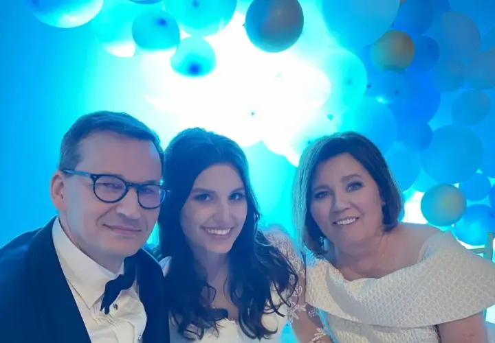 Rodzina Morawieckich na tle niebieskich balonów. Czy ktoś wie, aleksandra morawiecka ile ma lat?