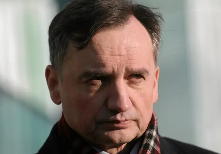 Zbigniew Ziobro, polityk, w okryciu wierzchnim i szaliku. Czy Zbigniew Ziobro ma dzieci? To pytanie nurtuje wielu.