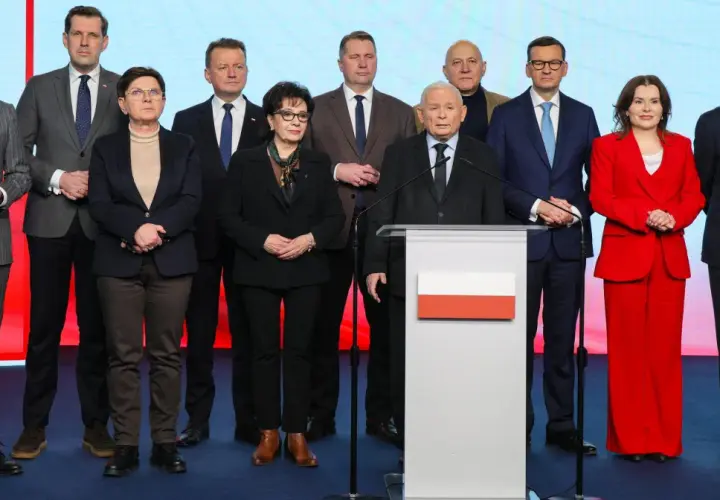 Jarosław Kaczyński stoi za mównicą, obok niego politycy PiS. Czy to oni stoją za nowym programem partii, który ma zostać ogłoszony w marcu?