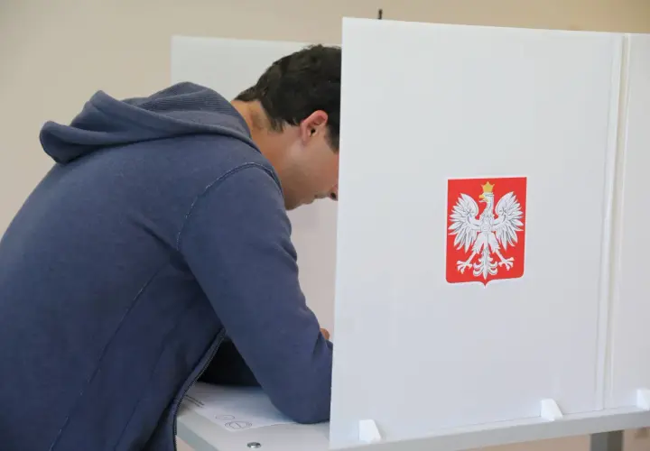 Młody mężczyzna w budce do głosowania. Czy to jego wybór wyjaśnia, dlaczego w sondażach Konfederacja notuje dwucyfrowy wynik wśród najmłodszych wyborców?