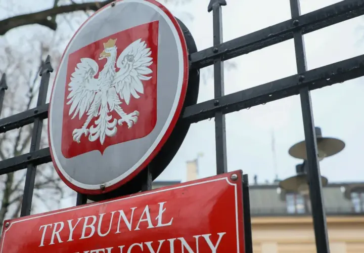 Tablica z godłem Polski i napisem "Trybunał Konstytucyjny" na tle bramy. Analiza prawdy o rzekomym "skoku na Trybunał" w budżecie na 2026 rok.