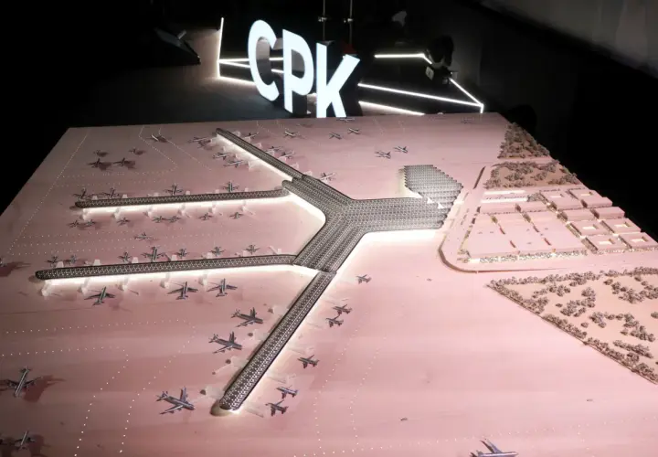 Model lotniska CPK z samolotami i budynkami. Pokazuje skalę inwestycji, która może wpłynąć na prawdziwe koszty wprowadzenia centralnego portu komunikacyjnego w ustawie budżetowej.