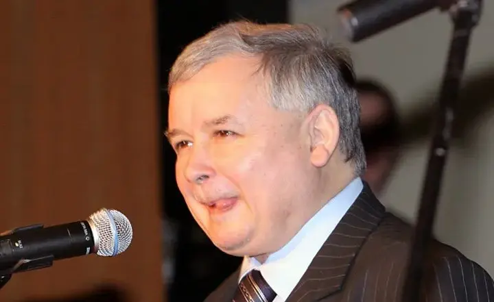 Jakie wykształcenie ma Jarosław Kaczyński i jak wpłynęło na jego karierę?