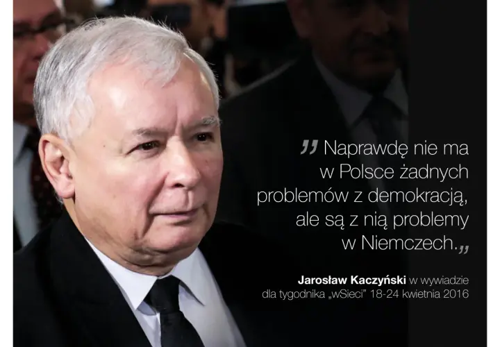 Jarosław Kaczyński w czarnym garniturze i białej koszuli z czarnym krawatem, z cytatem.