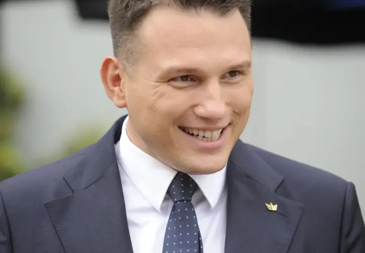 Sławomir Mentzen w garniturze, z uśmiechem na twarzy. Czy Sławomir Mentzen faktycznie traci poparcie wewnątrz partii Nowa Nadzieja?