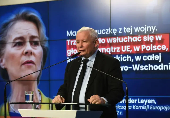 Jarosław Kaczyński przemawia, na ekranie Ursula von der Leyen. Czy Konfederacja ma tajny plan na wyprowadzenie Polski ze strefy wpływów Brukseli?