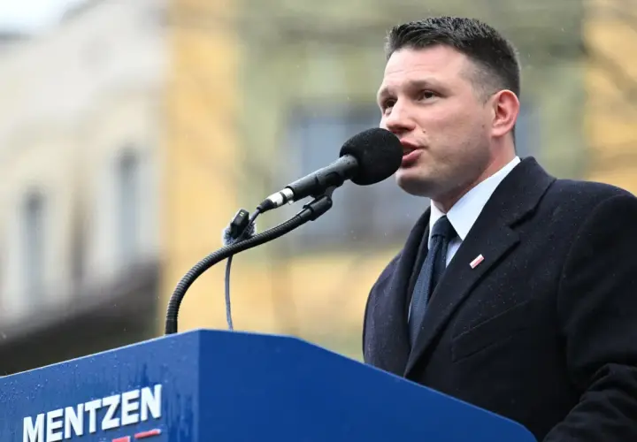 Sławomir Mentzen przemawia, gdy Konfederacja analizuje sekrety audytu wewnętrznego po utracie subwencji.