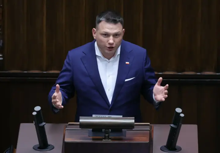 Poseł przemawia, wyjaśniając, dlaczego partia Mentzena chce podwyższenia limitu kasowego PIT do 2 mln złotych.