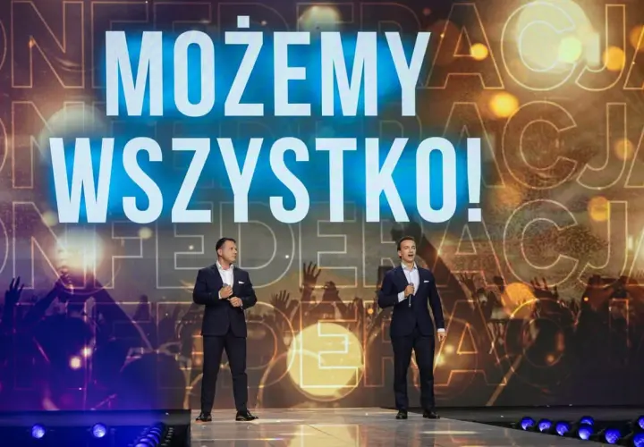 Dwóch mężczyzn na scenie, za nimi napis "MOŻEMY WSZYSTKO!". Konfederacja chce wprowadzenia bonu oświatowego od września 2026.
