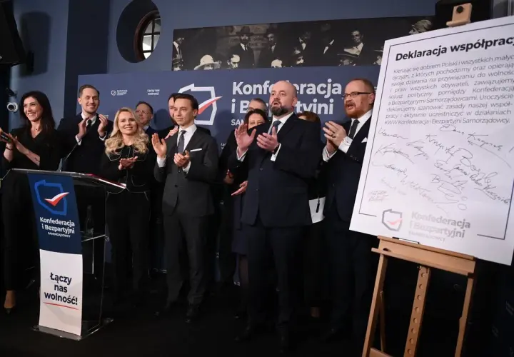 Politycy Konfederacji i Bezpartyjnych Samorządowców świętują, podpisując deklarację współpracy. Spekulacje o wspólnym starcie nabierają tempa.