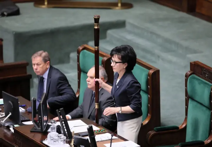 Posłanka trzyma laseczkę marszałkowską. Czy żony polityków PiS ujawnią swoje majątki odrębne w 2026 roku?