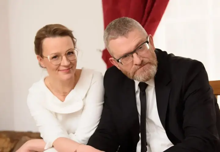 Para z okularami, ona w białej sukni, on w czarnym garniturze. Czy Grzegorz Braun ma dzieci?