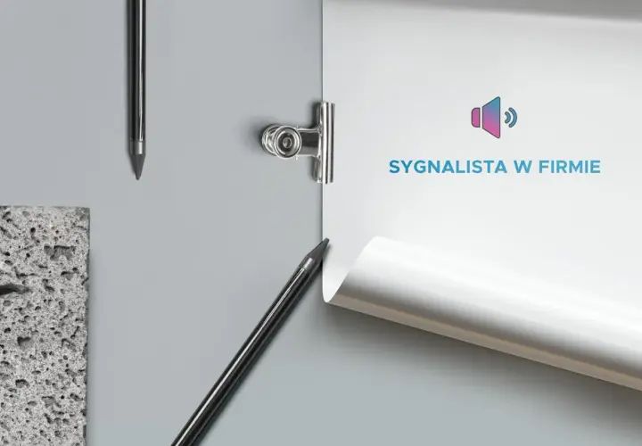 Czy ustawa o ochronie sygnalistów obejmie także małe firmy rodzinne? Na białej kartce widnieje napis "SYGNALISTA W FIRMIE" i ikona głośnika.