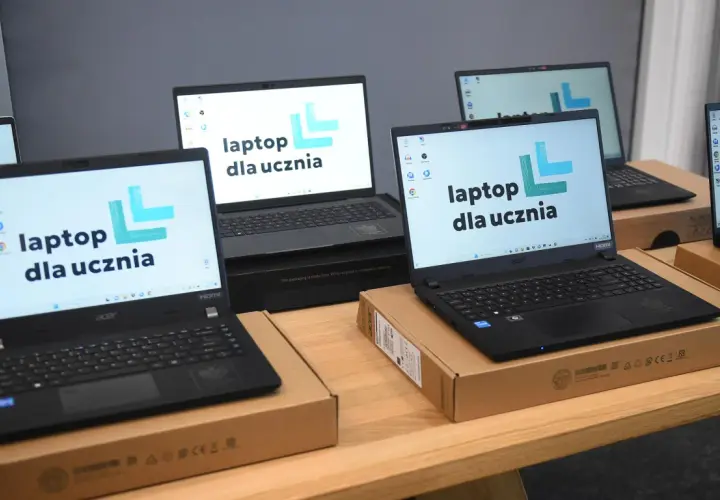 Laptopy dla uczniów, które od 2026 roku mają być tańsze i gorszej jakości, stoją na drewnianym stole.