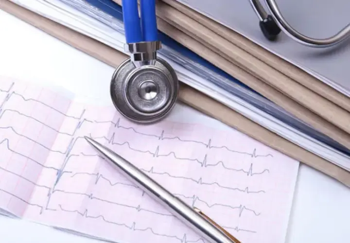 Stetoskop i EKG na stosie dokumentów. Czy nowe przepisy o pracy zdalnej pozwolą ZUS-owi na kontrolę dokumentacji medycznej?