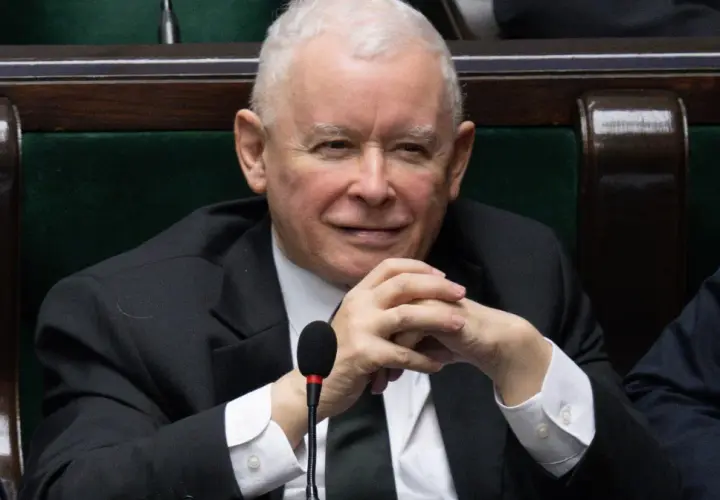 Jarosław Kaczyński, polityk, który często mówi o rodzinie i dzieciach, siedzi w ławach sejmowych.