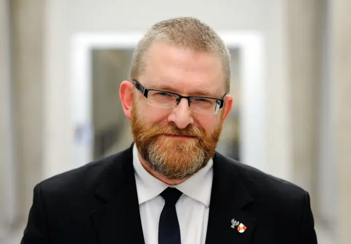 Grzegorz Braun z jakiej partii? Odkryj jego polityczne powiązania