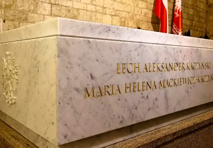 Kamienny grobowiec Lecha i Marii Kaczyńskich na Wawelu. Złote litery wyryte na marmurze.
