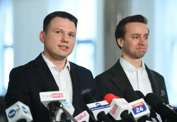 Dwóch polityków przed mikrofonami mediów. Czy to oni stoją za ukrytymi przyczynami wysokiego poparcia Konfederacji w sondażach z lutego 2026?