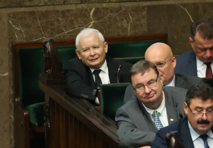 Jarosław Kaczyński i inni posłowie PiS w ławach sejmowych. Czy ich oświadczenia majątkowe skrywają największe tajemnice?