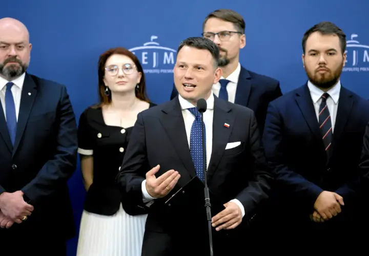 Konfederacja i europejscy eurosceptycy: prawdziwa historia współpracy. Politycy w garniturach na tle niebieskiej ściany.