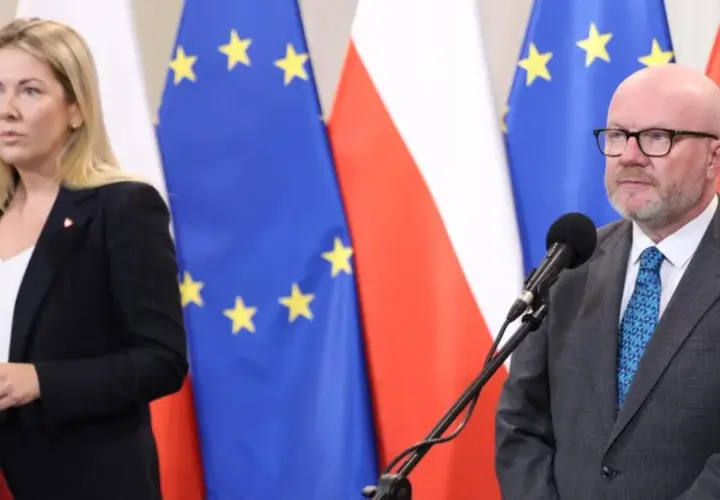 Kobieta i mężczyzna przed mikrofonami na tle flag Polski i UE. Czy ustawa o "teście na polaka" ma szansę przejść przez sejm w marcu?
