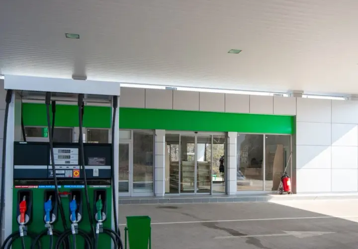 Stacja paliw z dystrybutorami i wejściem do sklepu. Czy to miejsce, gdzie kryją się prawdziwe powody wprowadzenia zakazu sprzedaży alkoholu na stacjach paliw?