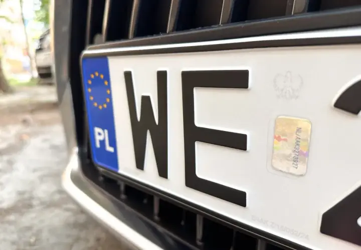 Zbliżenie na polską tablicę rejestracyjną. Kierowcy zastanawiają się, dlaczego rząd planuje trzykrotne podwyżki opłat dla kierowców w 2026 roku.