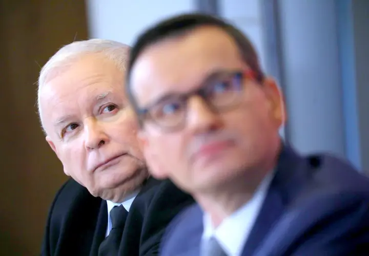Jarosław Kaczyński z uwagą słucha, zastanawiając się, dlaczego sprawa wiceprezesa trafiła do komisji etyki.