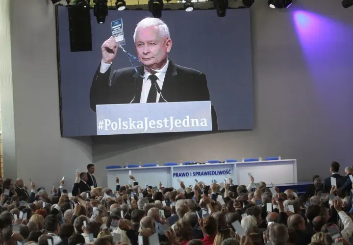 Jarosław Kaczyński na ekranie, tłum z kartkami. Sekrety spotkań w Przysusze, co działo się za zamkniętymi drzwiami kongresu.