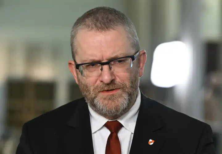 Grzegorz Braun w okularach i garniturze, z brodą. Czy to prawda o rzekomym konflikcie z kierownictwem Rady Liderów?