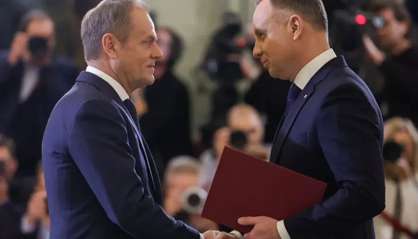 Andrzej Duda i Donald Tusk uścisnęli sobie dłonie, dyskutując o obronności. Prawda o ich rzekomym pakcie wciąż budzi emocje.
