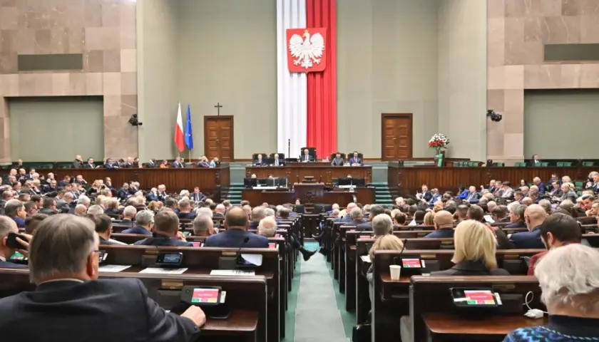 Posłowie w Sejmie. Kto stoi za nowym systemem rozliczania kilometrówek dla posłów KO od stycznia 2026?