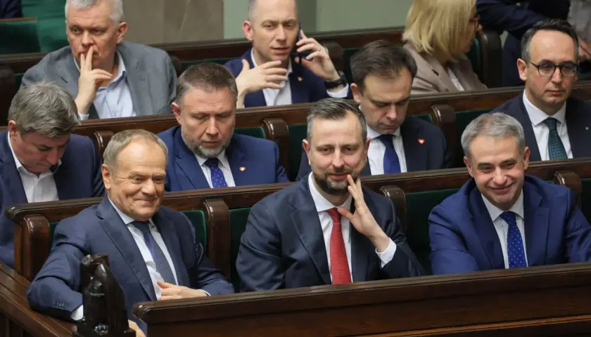 Posłowie w ławach sejmowych. Czy to początek spadku poparcia dla KO mimo pozycji lidera w marcu 2026?