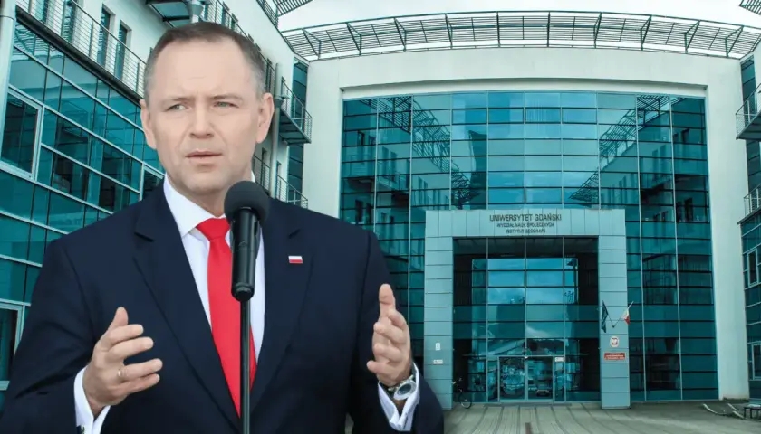 Karol Nawrocki przemawia przed budynkiem Uniwersytetu Gdańskiego.