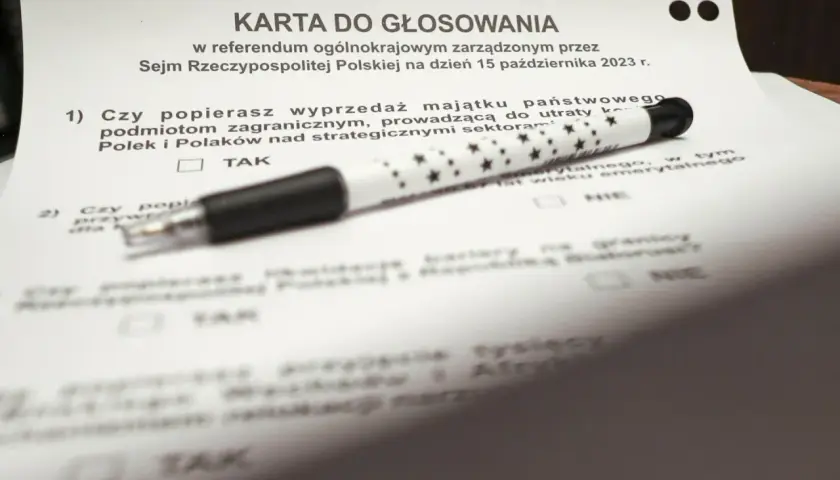 Karta do głosowania z referendum i długopisem w gwiazdki.