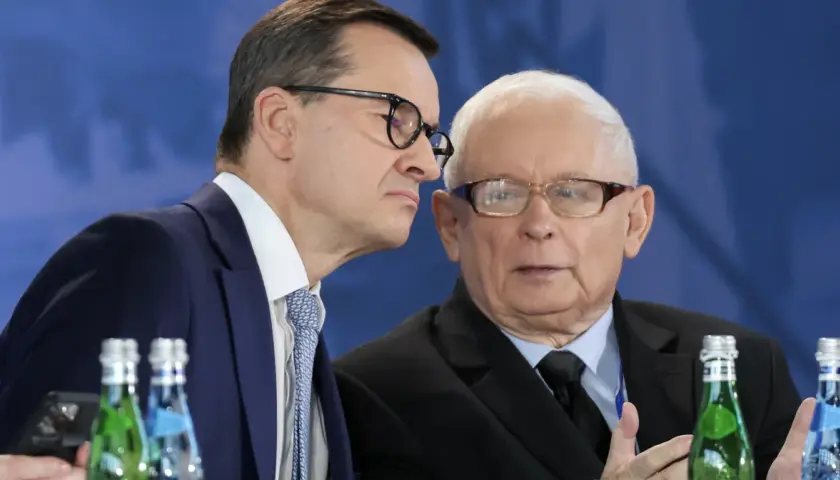 Mateusz Morawiecki szepcze do ucha Jarosławowi Kaczyńskiemu, sugerując, kto z otoczenia ma największy wpływ na jego decyzje.